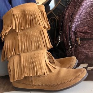 4-Tier Fringe Minnetonka Milky Caramel Boots